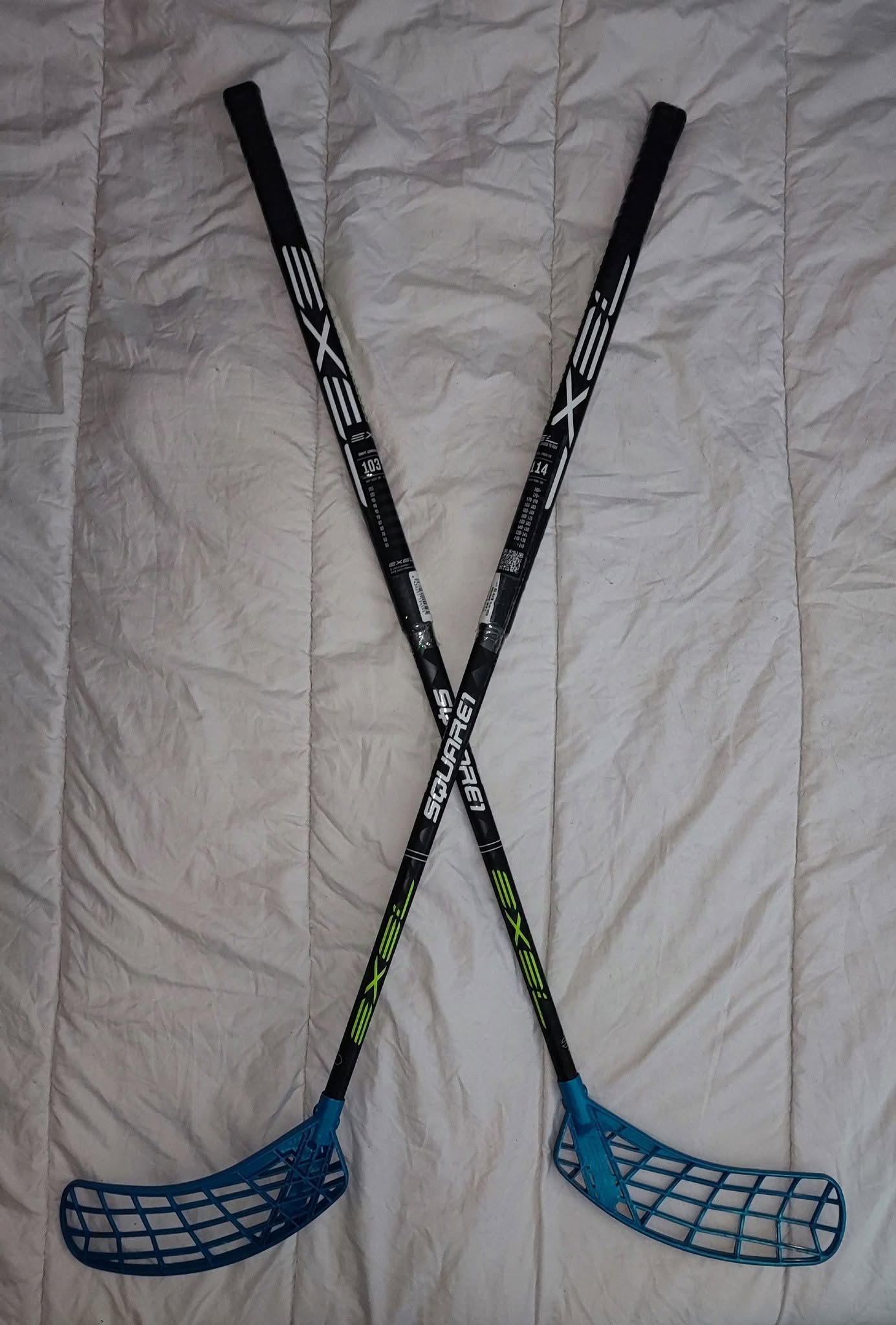 Deux crosses Exel de floorball croisées — équipement de joueur