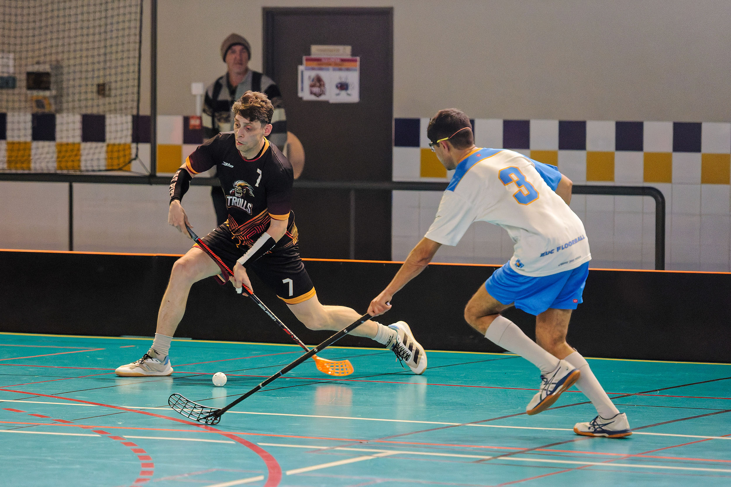 Duel entre deux joueurs, crosses au sol